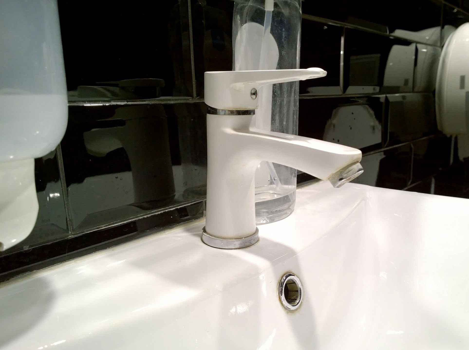 How Plastic Bathroom Accessories Can Enhance Both Function and Aesthetics