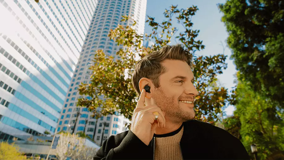 Noise-cancelling headphones